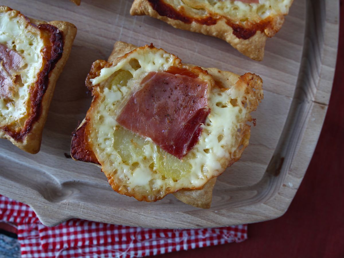 Pienet raclette-maustetut tatin-tortut, yksittäisinä annoksina. - kuva 3