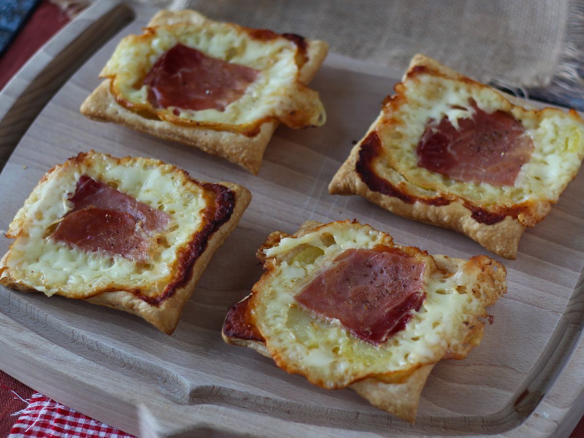 Pienet raclette-maustetut tatin-tortut, yksittäisinä annoksina. - kuva 4