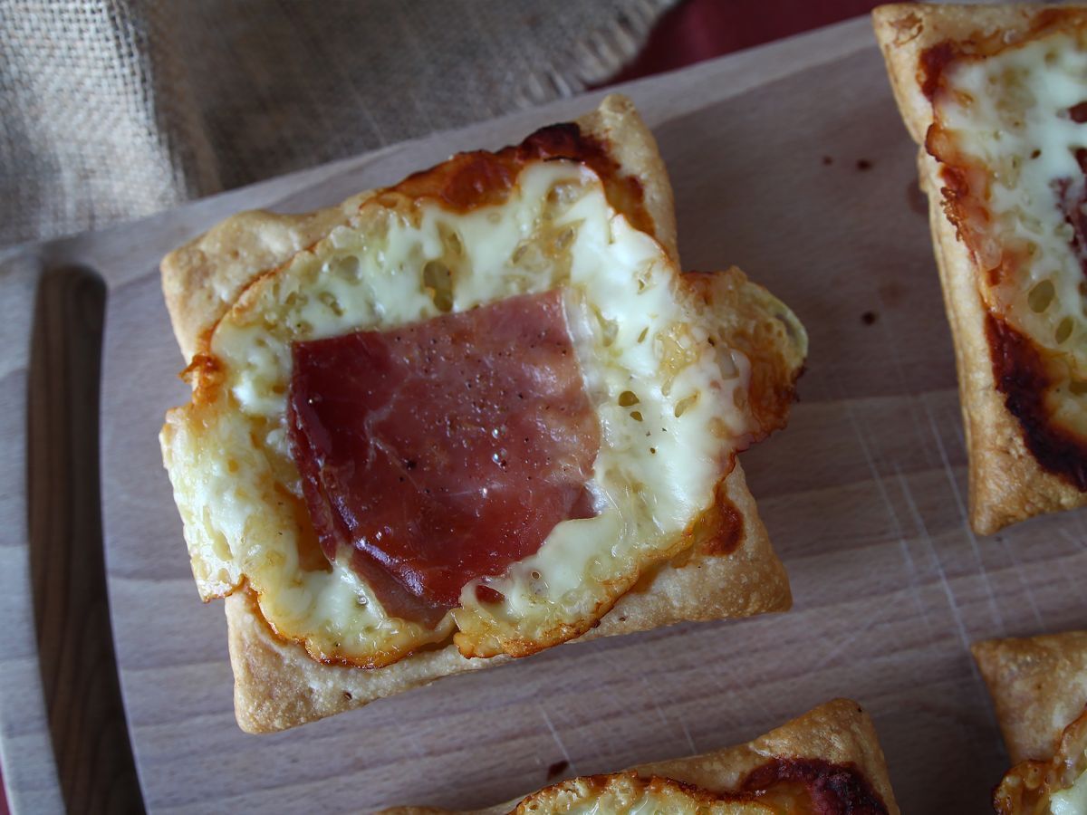 Pienet raclette-maustetut tatin-tortut, yksittäisinä annoksina. - kuva 5