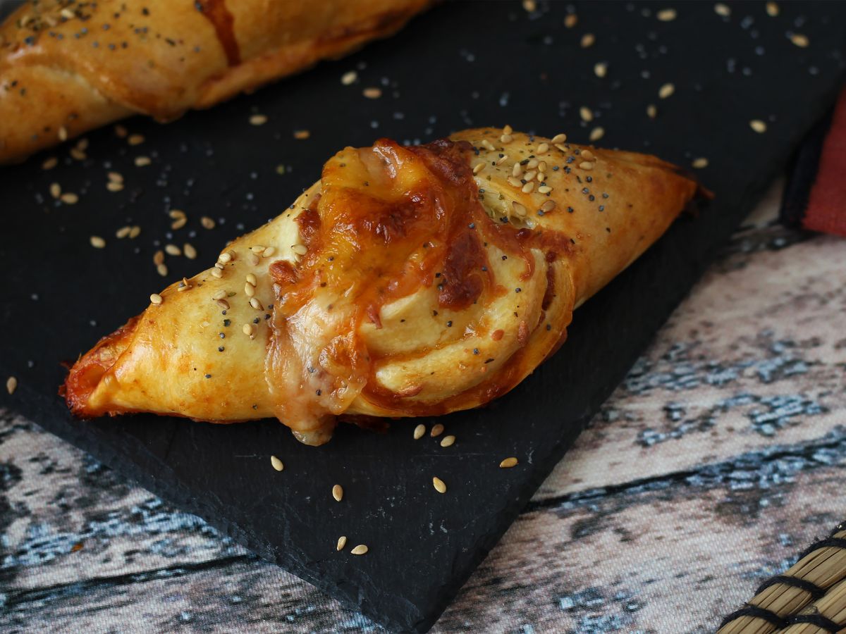 Pizzatyyliset venekääryleet tomaatti-, kinkku- ja mozzarellakastikkeella