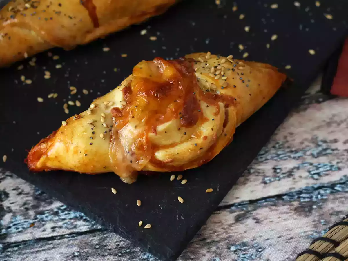 Pizzatyyliset venekääryleet tomaatti-, kinkku- ja mozzarellakastikkeella