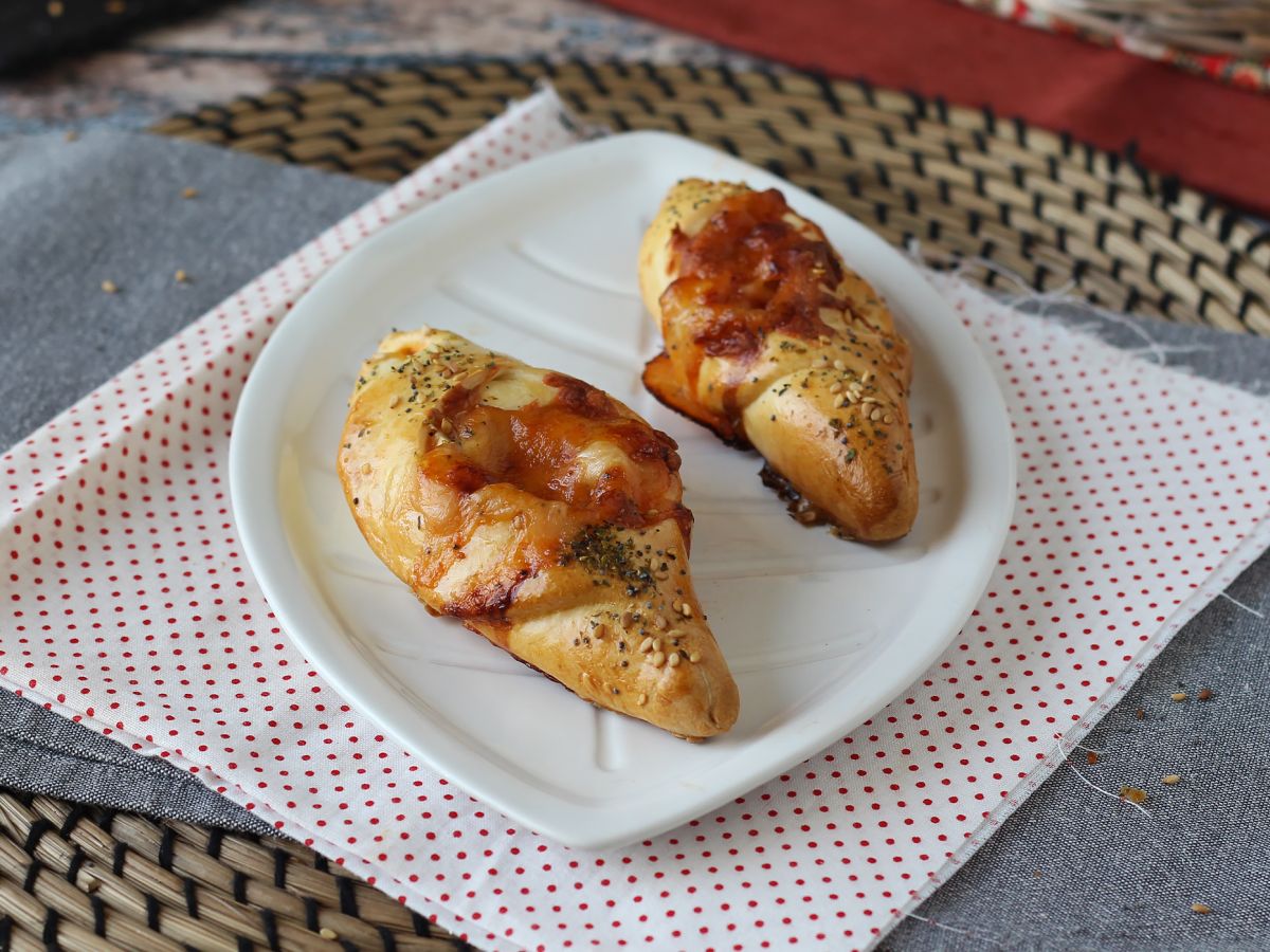 Pizzatyyliset venekääryleet tomaatti-, kinkku- ja mozzarellakastikkeella - kuva 2