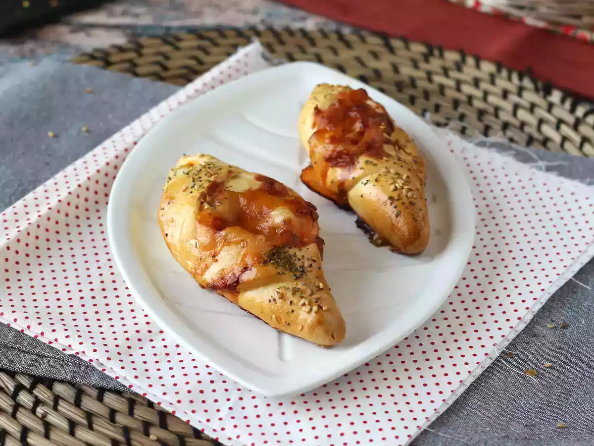 Pizzatyyliset venekääryleet tomaatti-, kinkku- ja mozzarellakastikkeella - kuva 2