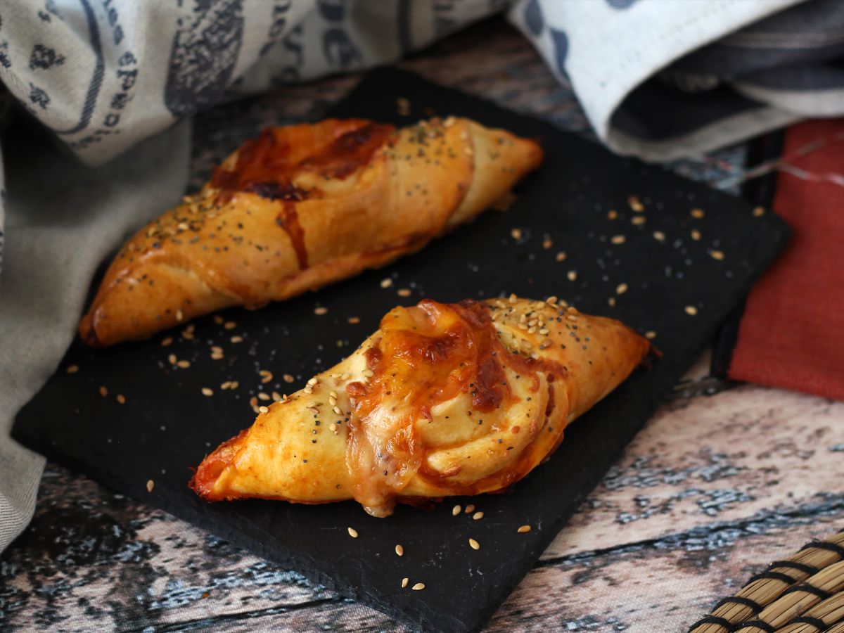 Pizzatyyliset venekääryleet tomaatti-, kinkku- ja mozzarellakastikkeella - kuva 3