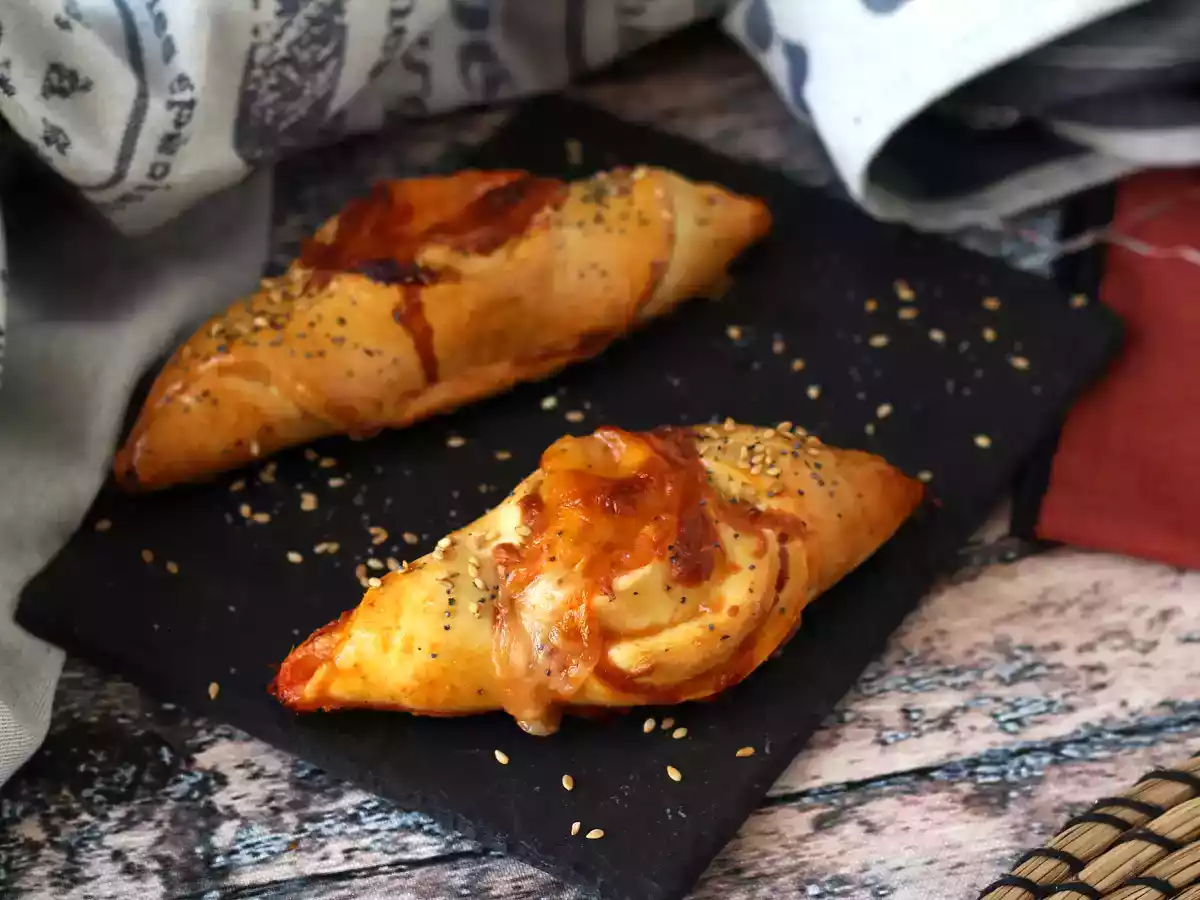 Pizzatyyliset venekääryleet tomaatti-, kinkku- ja mozzarellakastikkeella - kuva 3