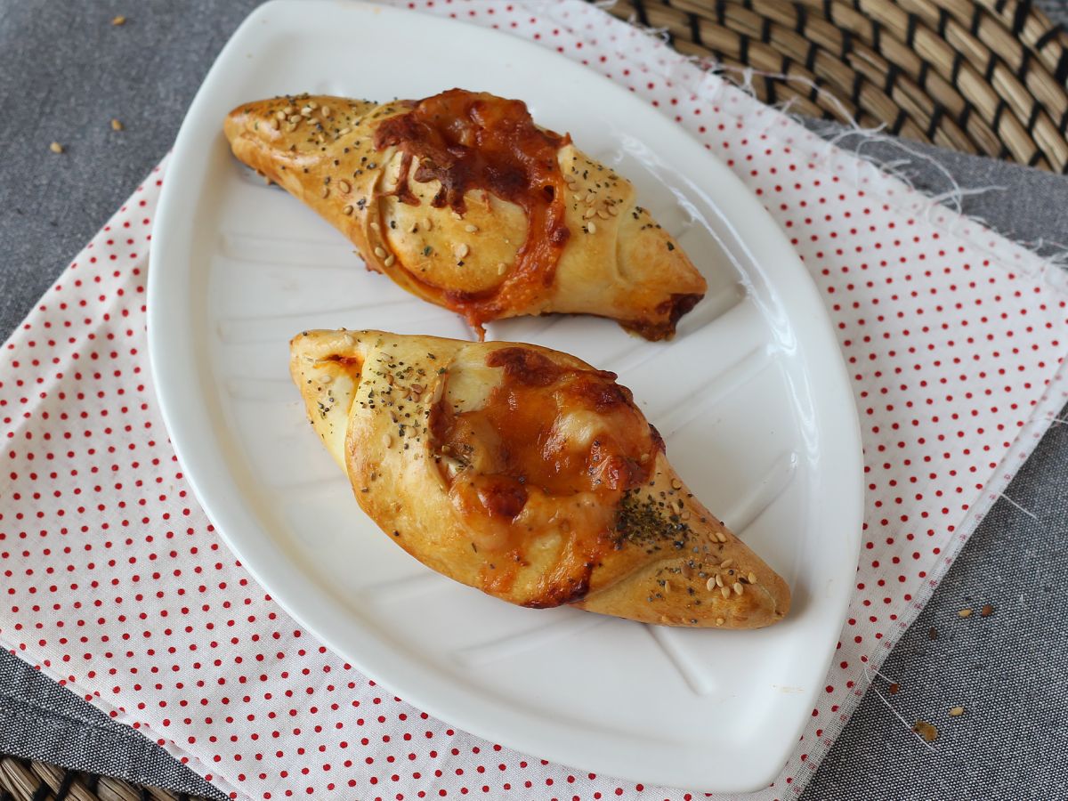 Pizzatyyliset venekääryleet tomaatti-, kinkku- ja mozzarellakastikkeella - kuva 4