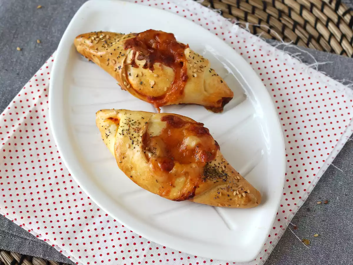 Pizzatyyliset venekääryleet tomaatti-, kinkku- ja mozzarellakastikkeella - kuva 4