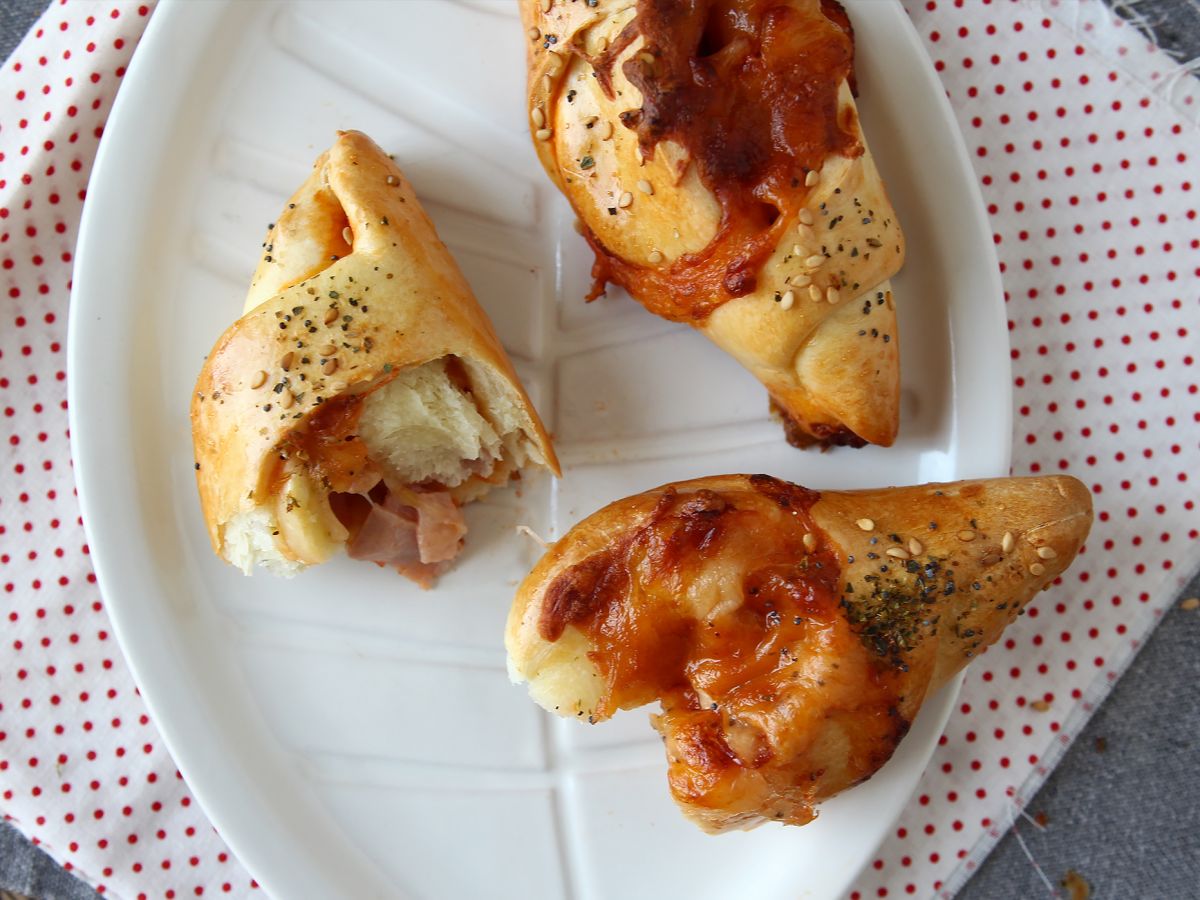 Pizzatyyliset venekääryleet tomaatti-, kinkku- ja mozzarellakastikkeella - kuva 5