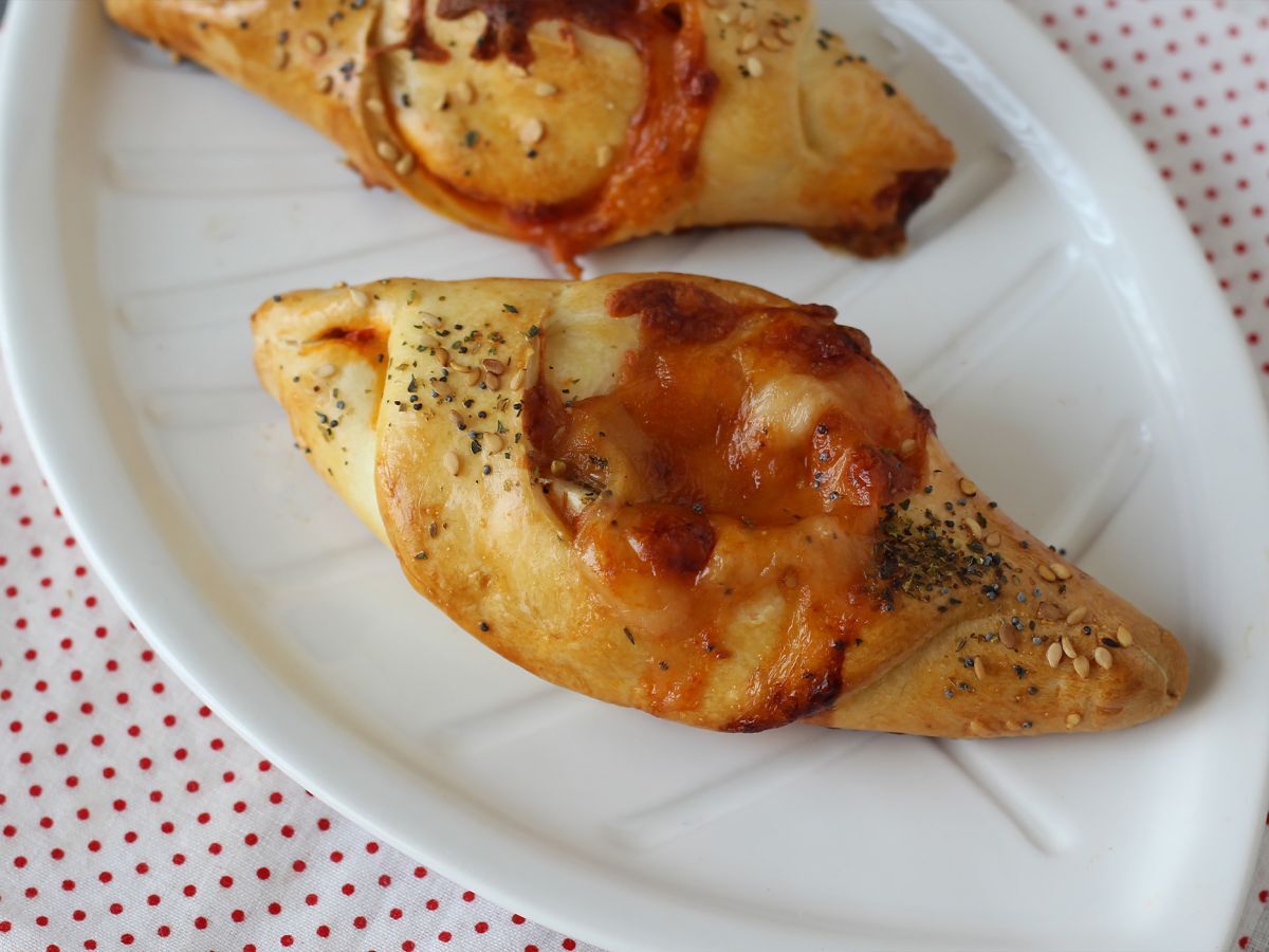 Pizzatyyliset venekääryleet tomaatti-, kinkku- ja mozzarellakastikkeella - kuva 6