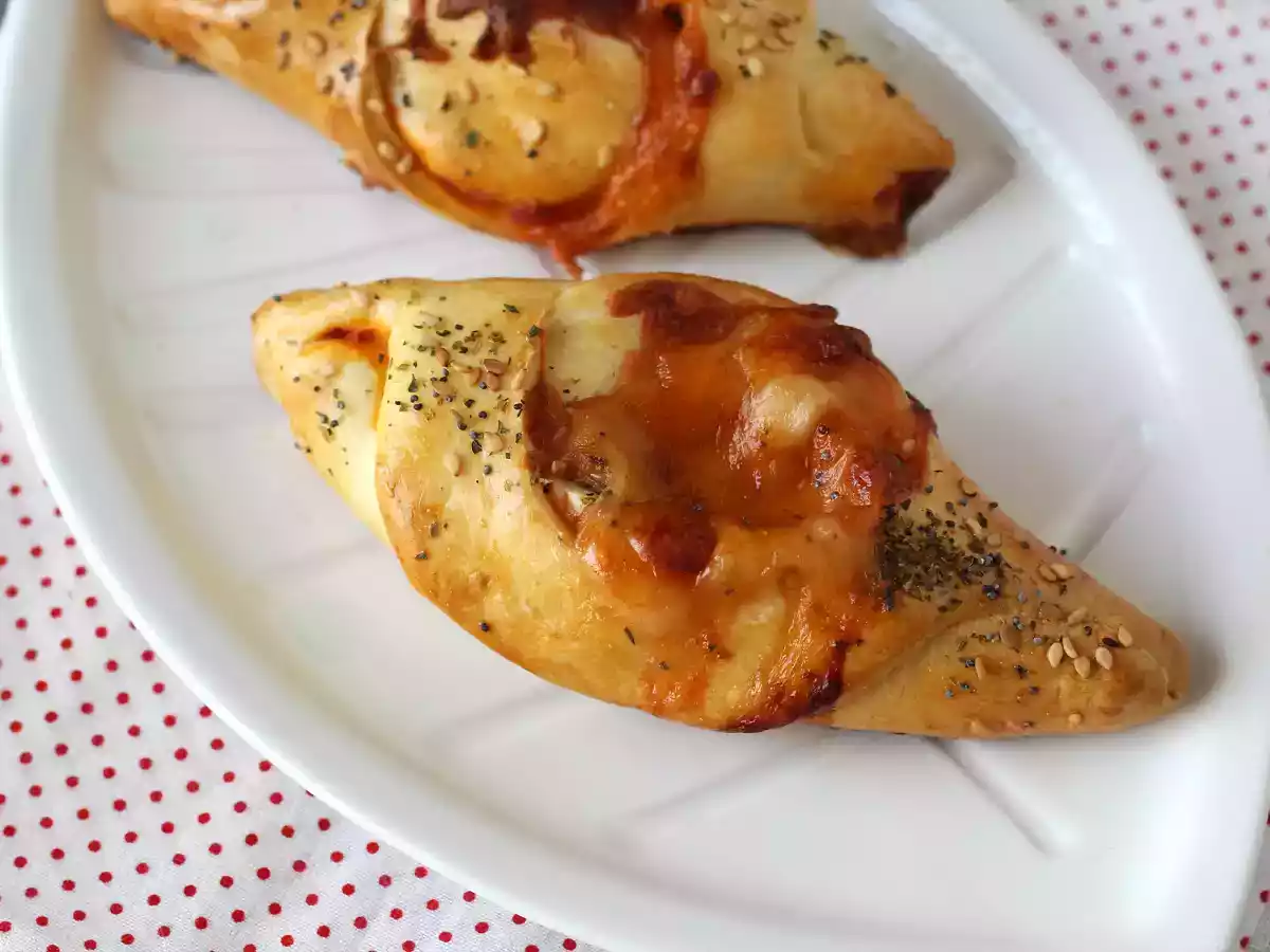 Pizzatyyliset venekääryleet tomaatti-, kinkku- ja mozzarellakastikkeella - kuva 6