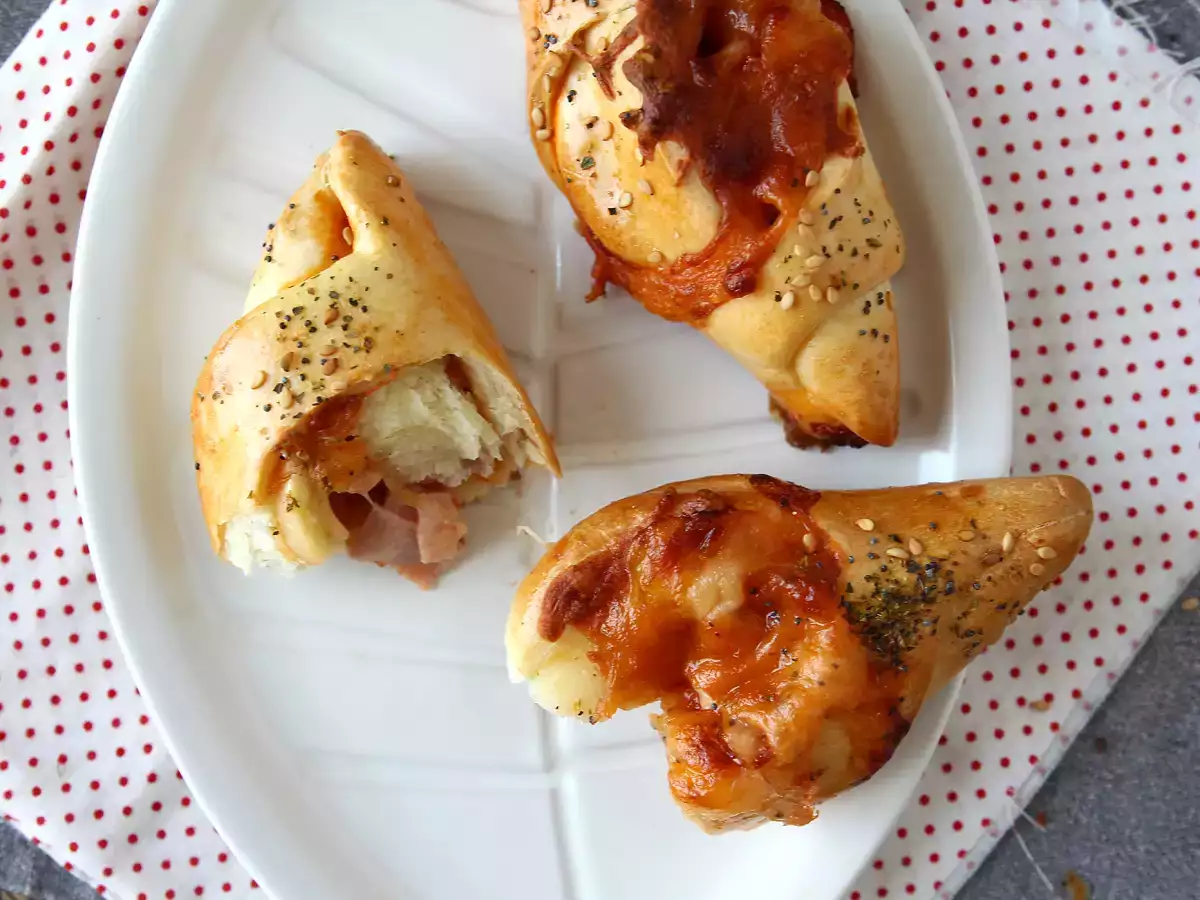 Pizzaveneet tomaattikastike-, kinkku- ja mozzarellatäytteellä - kuva 5