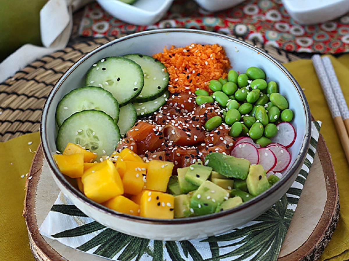 Poké-kulho lohen kanssa