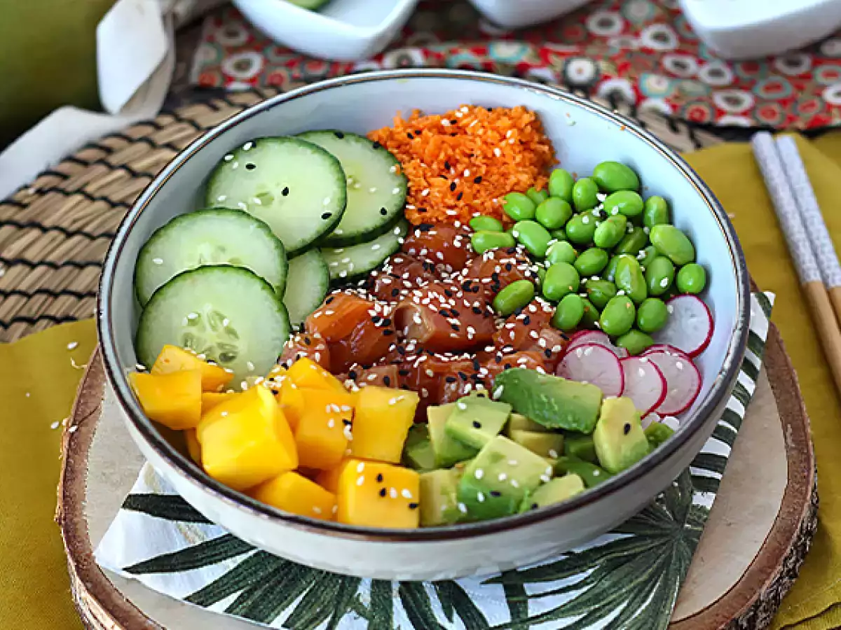 Poké-kulho lohen kanssa