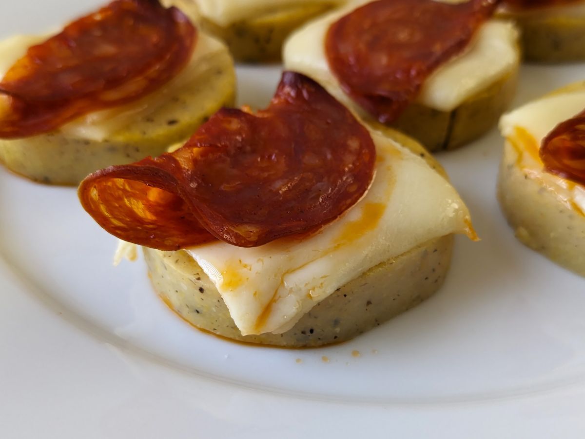 Polentakrutoneita scamorza-juustolla ja pepperonilla
