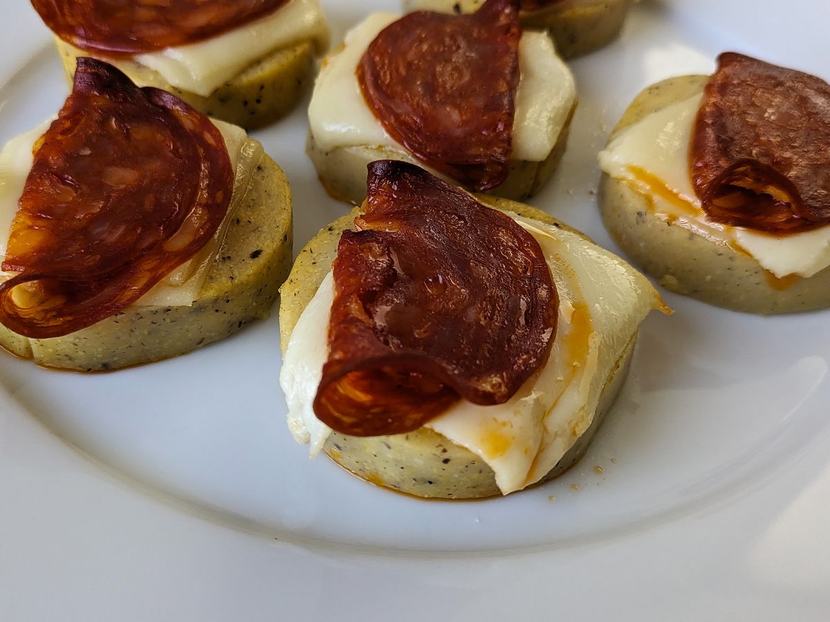 Polentakrutoneita scamorza-juustolla ja pepperonilla - kuva 2