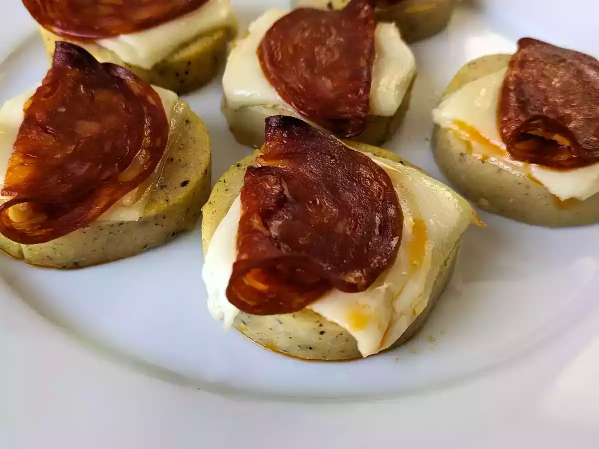 Polentakrutoneita scamorza-juustolla ja pepperonilla - kuva 2