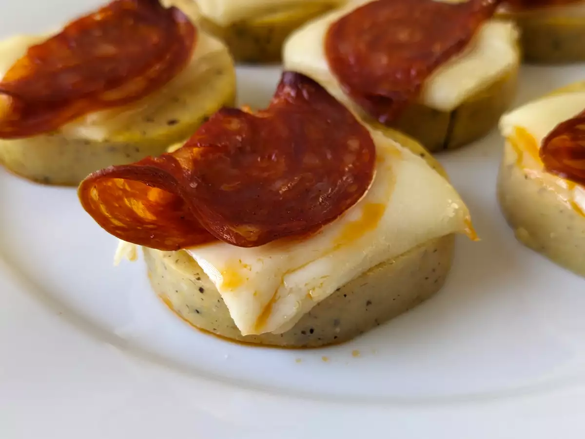 Polentapalat scamorza-juustolla ja tulisella salamilla