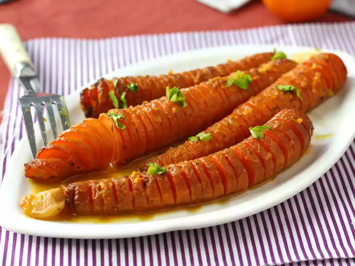 Porkkana hunaja-klementiinikastikkeessa
