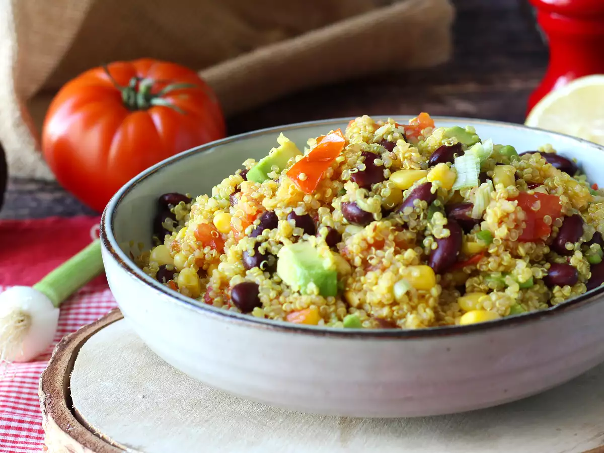 Proteiinipitoinen quinoa-salaatti, jossa on punaisia papuja ja maissia