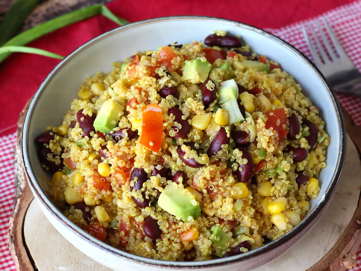 Proteiinipitoinen quinoa-salaatti, jossa on punaisia papuja ja maissia - kuva 2