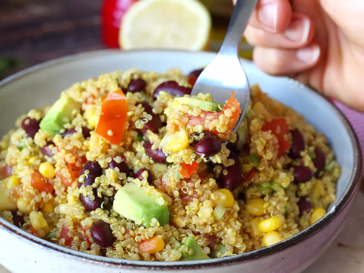 Proteiinipitoinen quinoa-salaatti, jossa on punaisia papuja ja maissia - kuva 3