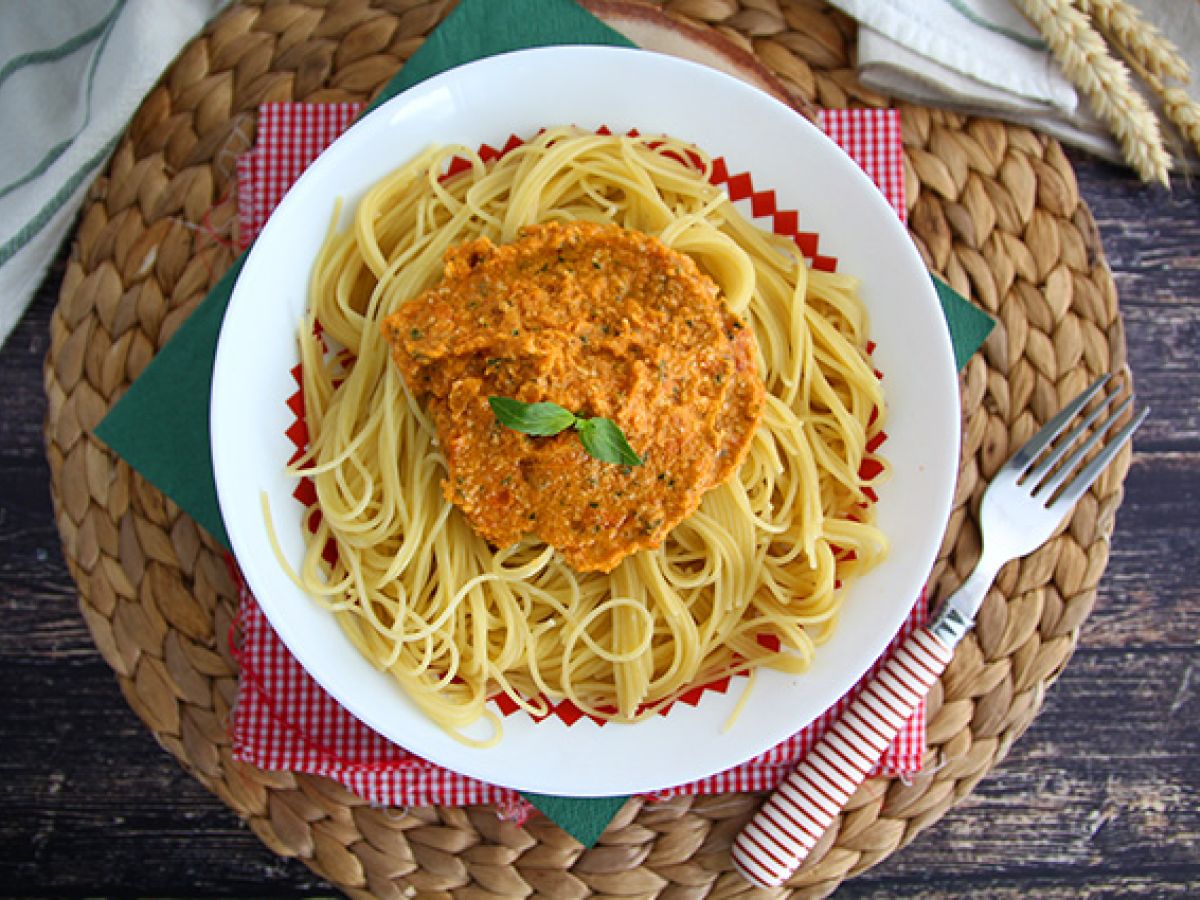Punainen pesto-kastike