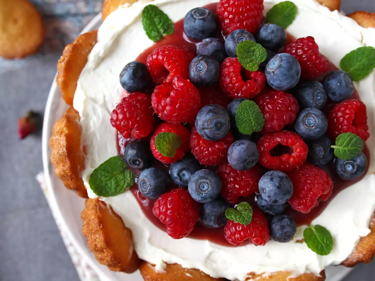 Punaisten hedelmien charlotte ja madeleinejä - kuva 2