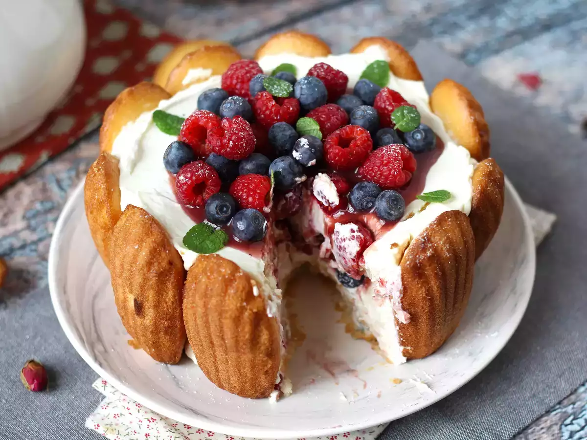 Punaisten hedelmien charlotte ja madeleinejä - kuva 8