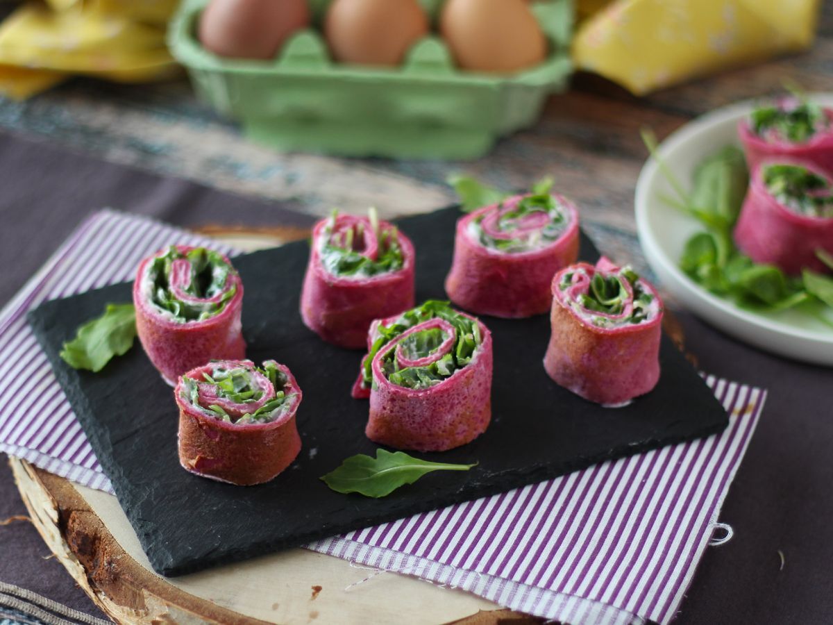 Punajuurikreppikääryleet ricotta- ja rucolapaloilla