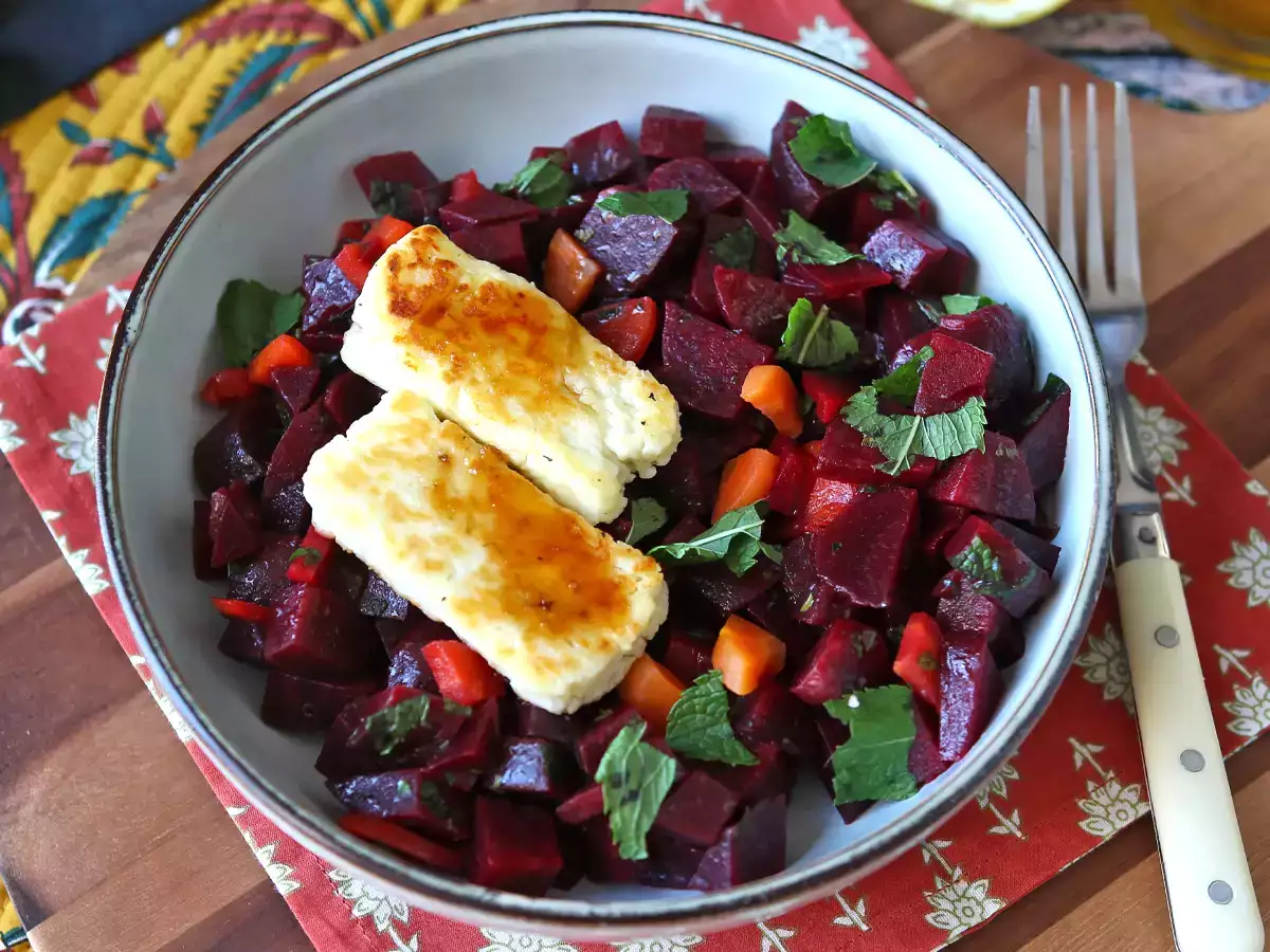 Punajuurisalaatti grillatulla halloumi-juustolla