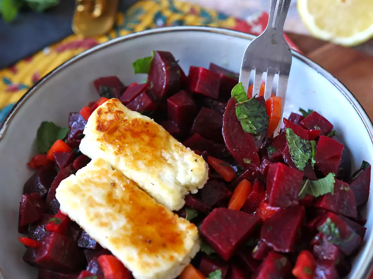 Punajuurisalaatti grillatulla halloumi-juustolla - kuva 2