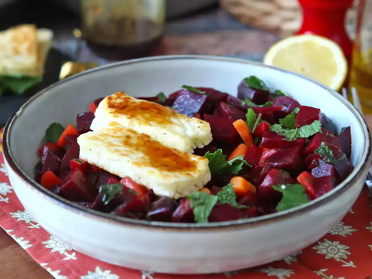 Punajuurisalaatti grillatulla halloumi-juustolla - kuva 3