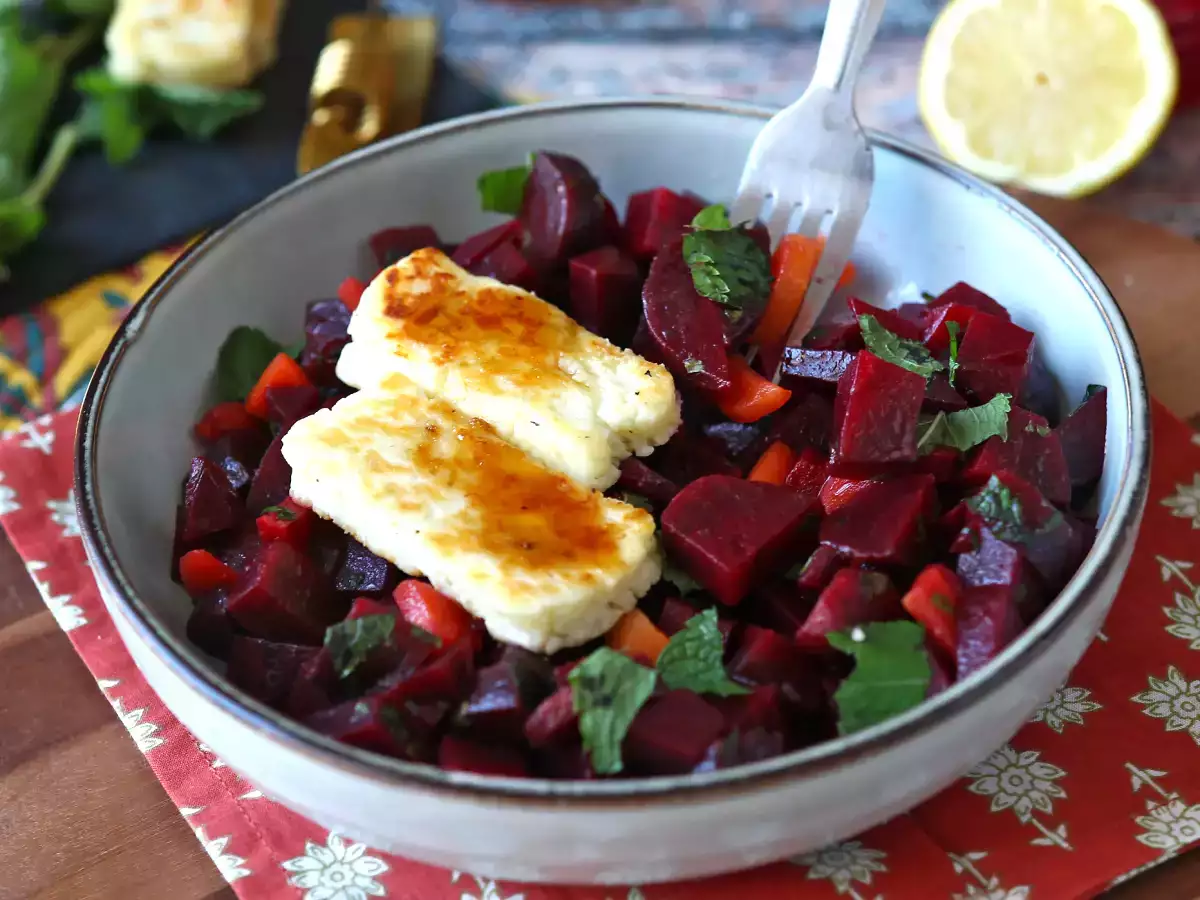 Punajuurisalaatti grillatulla halloumi-juustolla - kuva 4