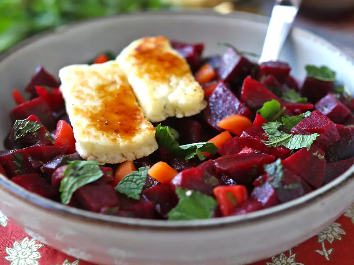 Punajuurisalaatti grillatulla halloumi-juustolla - kuva 6