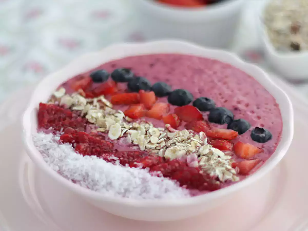 Punamarjainen smoothie bowl