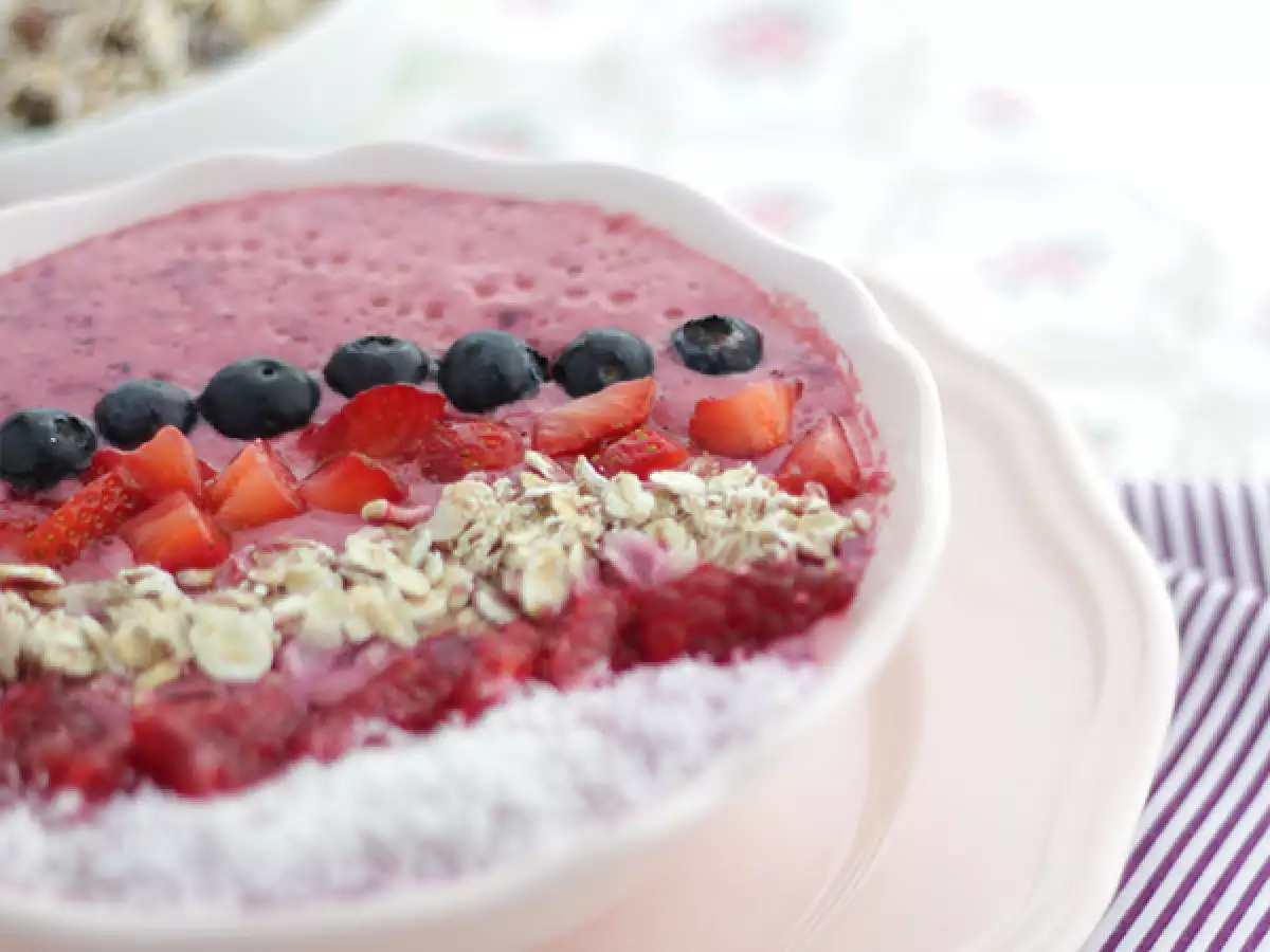 Punamarjainen smoothie bowl - kuva 3