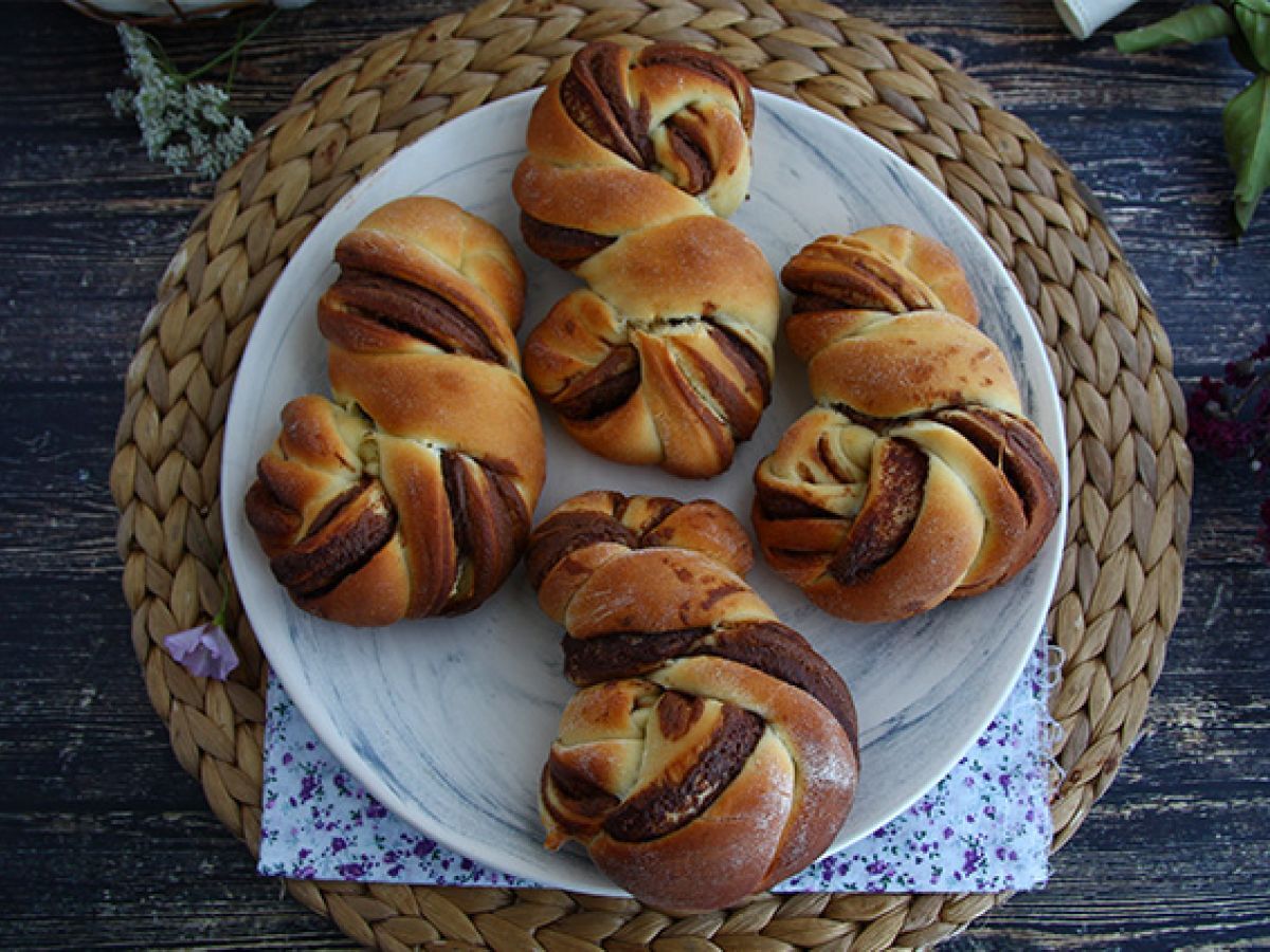 Punottuja briocheja Nutellan kanssa