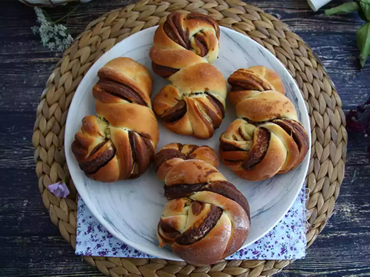Punottuja briocheja Nutellan kanssa