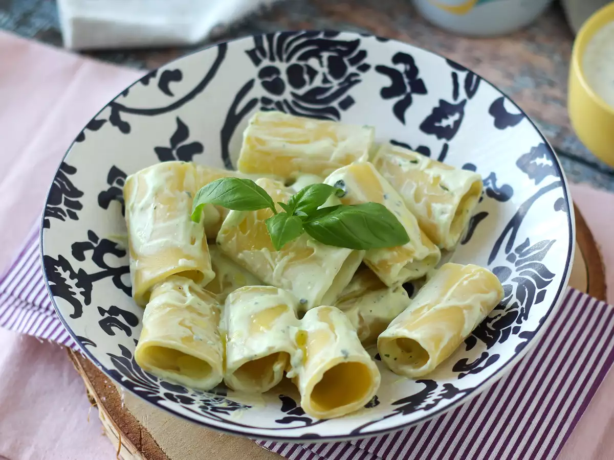 Ricotta-basilikakastikkeinen pasta