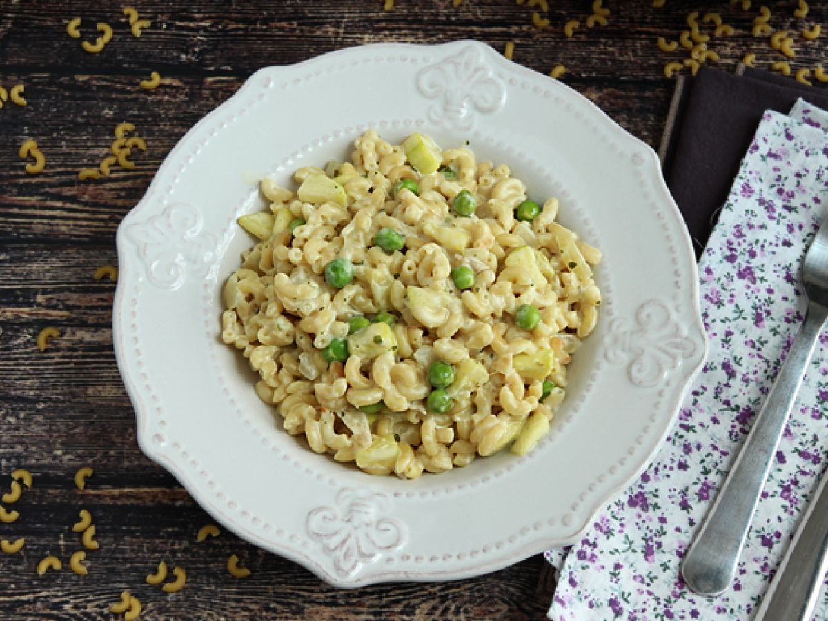 Risotto coquillettesilla, herneillä, kesäkurpitsoilla, valkosipuli-yrttijuustolla