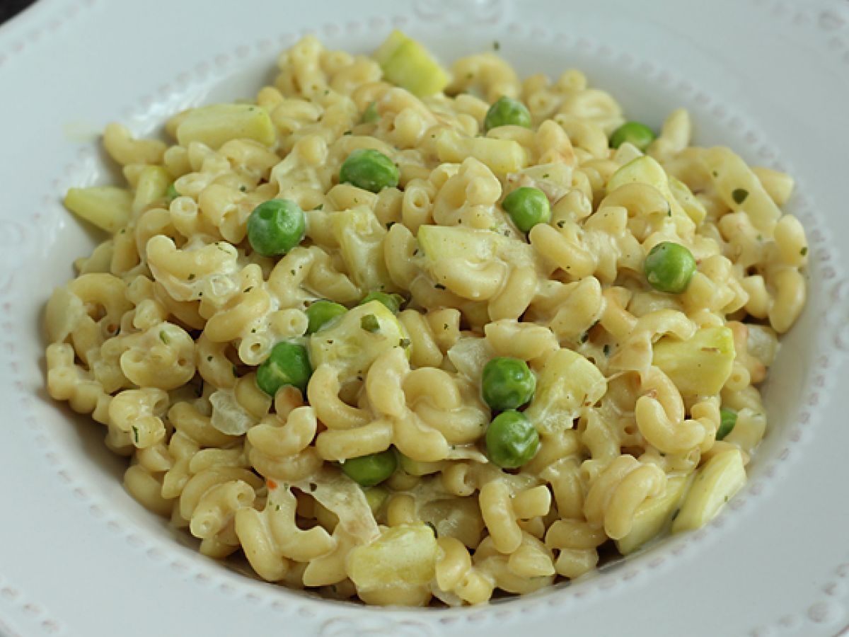 Risotto coquillettesilla, herneillä, kesäkurpitsoilla, valkosipuli-yrttijuustolla - kuva 2