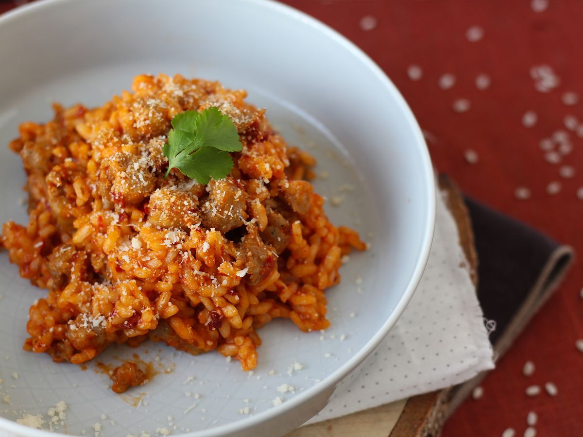 Risotto 'nduja ja makkara, voimakkaan makuinen ensimmäinen ruokalaji.