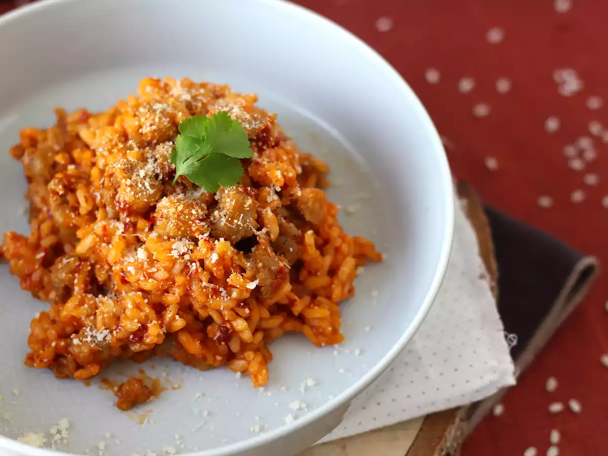 Risotto 'nduja ja makkara, voimakkaan makuinen ensimmäinen ruokalaji.