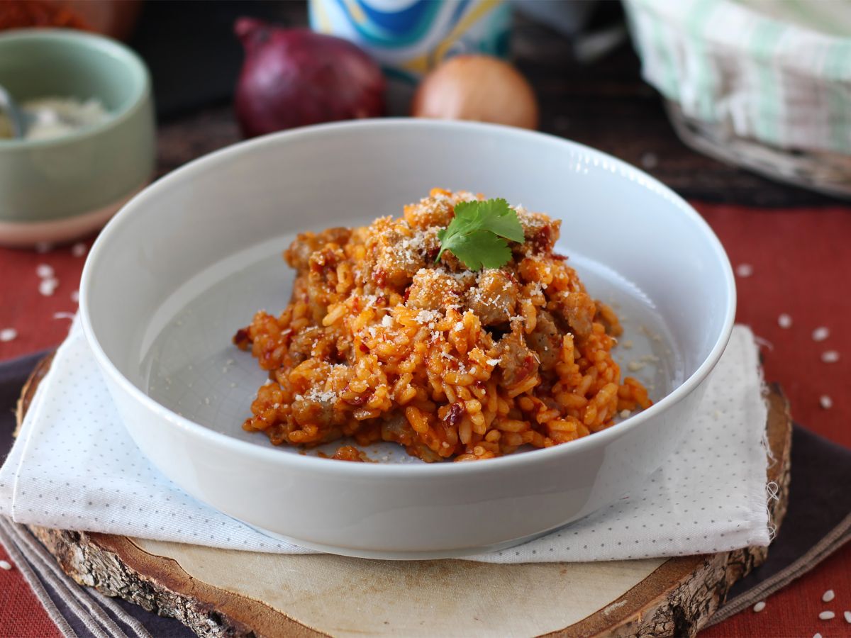 Risotto 'nduja ja makkara, voimakkaan makuinen ensimmäinen ruokalaji. - kuva 2