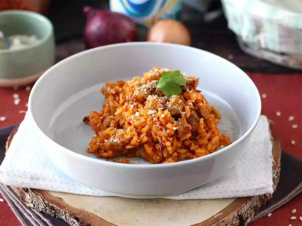 Risotto 'nduja ja makkara, voimakkaan makuinen ensimmäinen ruokalaji. - kuva 2