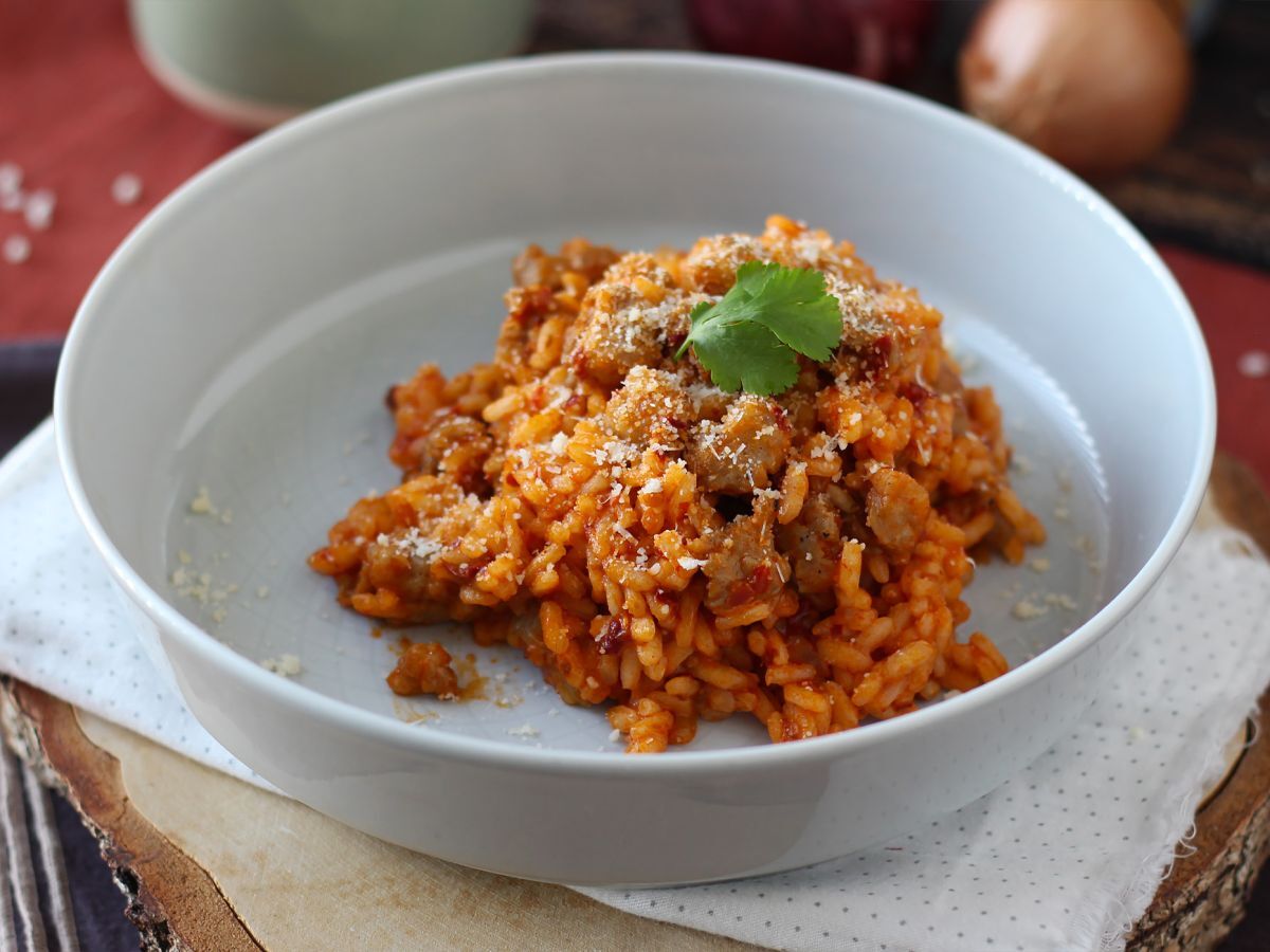 Risotto 'nduja ja makkara, voimakkaan makuinen ensimmäinen ruokalaji. - kuva 3