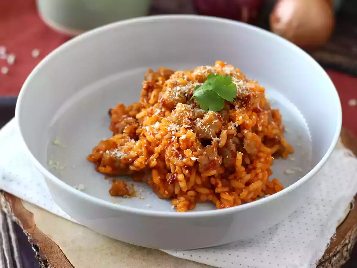 Risotto 'nduja ja makkara, voimakkaan makuinen ensimmäinen ruokalaji. - kuva 3