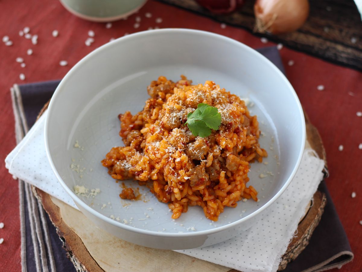 Risotto 'nduja ja makkara, voimakkaan makuinen ensimmäinen ruokalaji. - kuva 5
