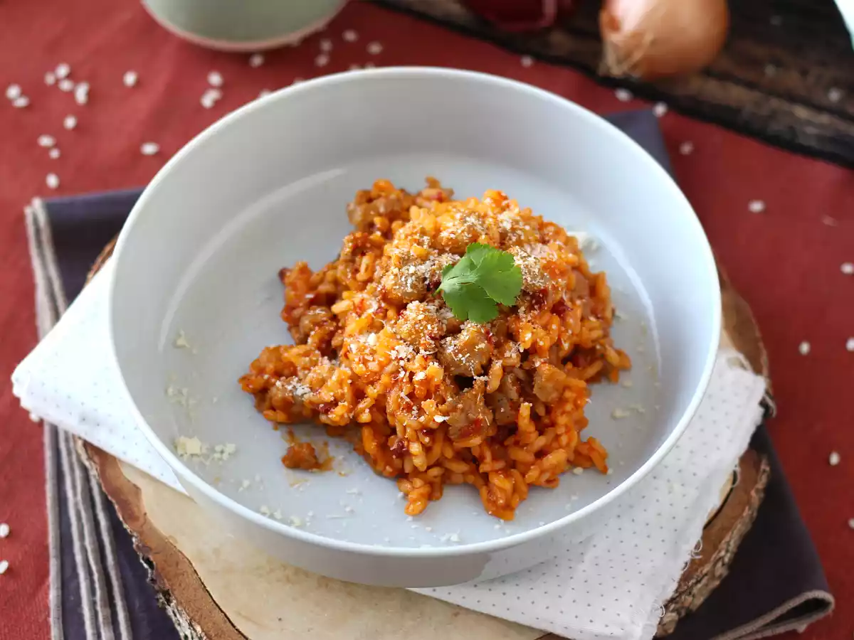 Risotto 'nduja ja makkara, voimakkaan makuinen ensimmäinen ruokalaji. - kuva 5