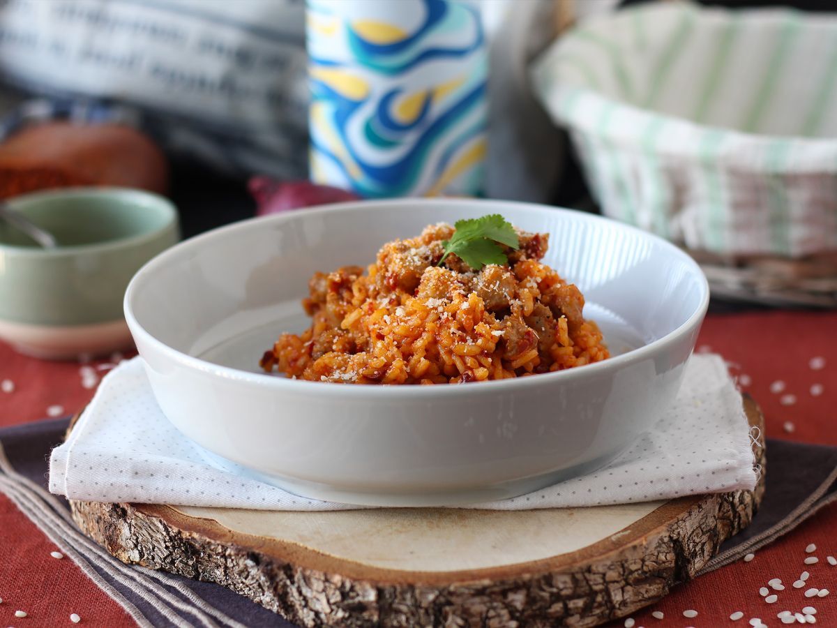 Risotto 'nduja ja makkara, voimakkaan makuinen ensimmäinen ruokalaji. - kuva 6